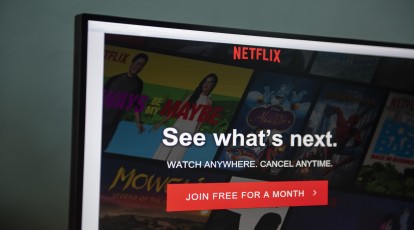 摄图网_305568693_泰国曼谷2019年6月日网页监视器上的Netflix标识用于观看娱乐和电影膝上型脑屏幕背景上的Netflix应用程序图标（企业商用）(1).jpg