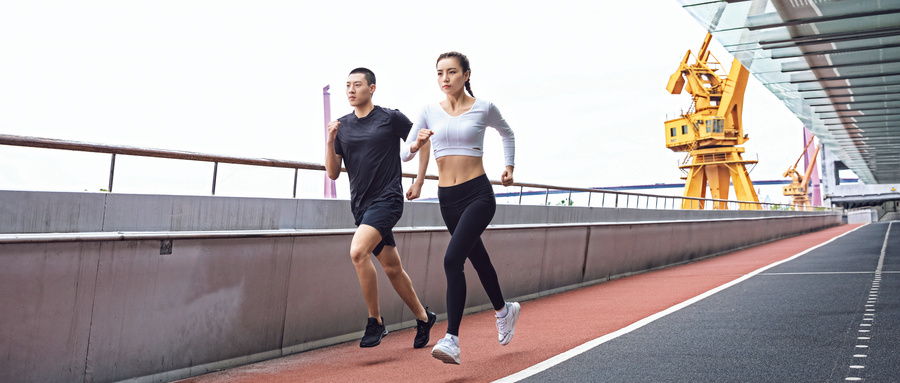 摄图网_501315201_wx_运动男女跑步（企业商用） (1).jpg
