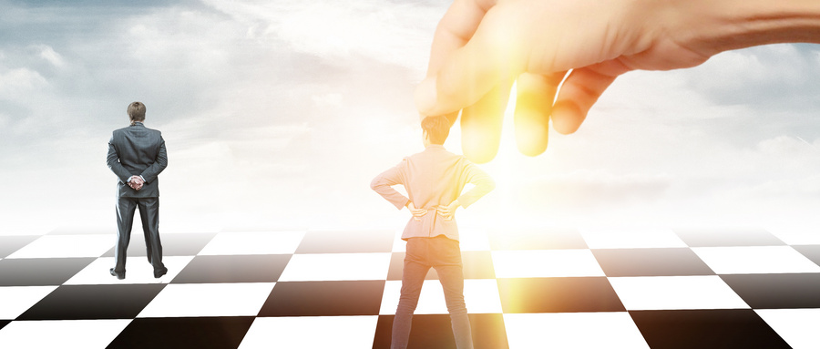 摄图网_500508202_wx_在棋盘的手移动企业家战略规划和控制的概念（企业商用）.jpg
